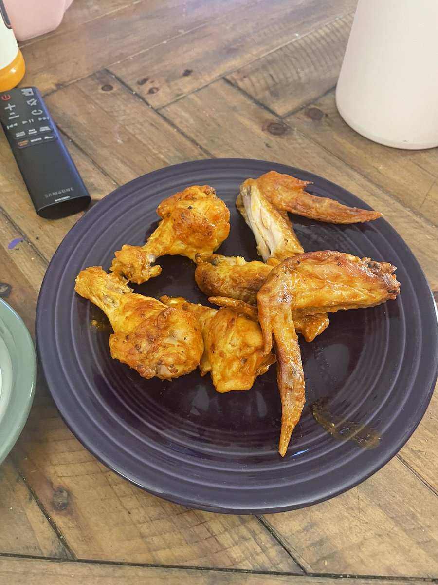 ttheraptorqueen's tweet photo. made chicken wings for the first time. 6.8/10. not crispy enough but i will try again  at a later date https://t.co/upjs8MeoPW