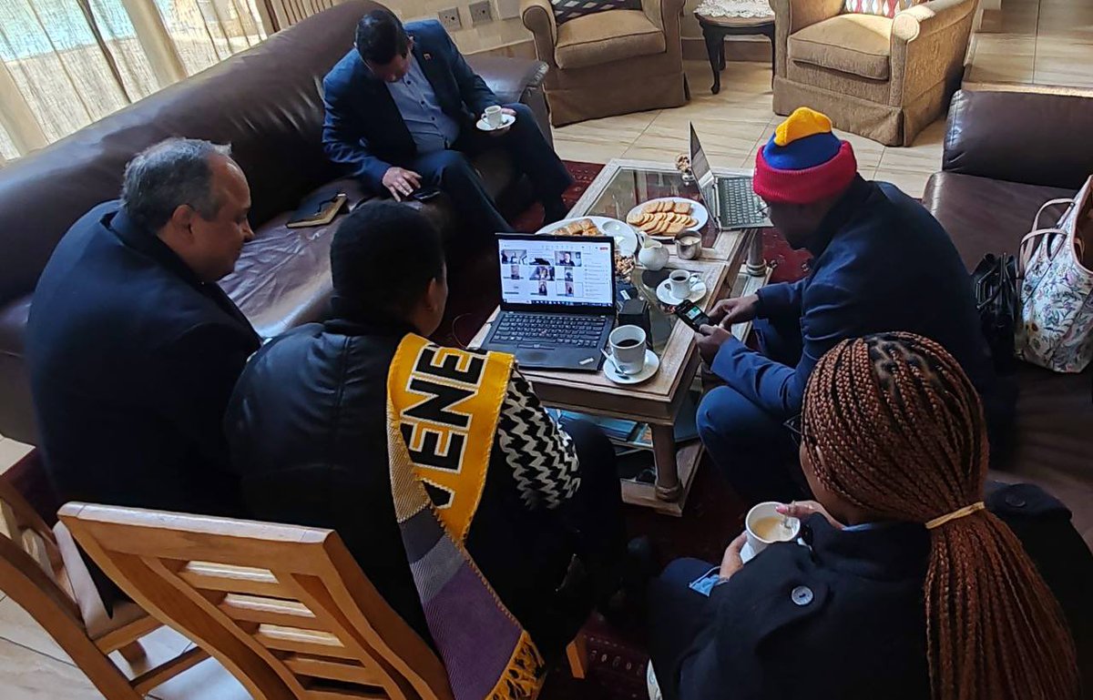 EmbaVESudafrica's tweet photo. Celebramos emotivo encuentro con la delegación sudafricana que participó en la FILVEN 2024, compartiendo su experiencia en #Venezuela y esbozando el camino a seguir para fortalecer los lazos culturales con #Sudáfrica a través del libro y la lectura.
@minculturave @CancilleriaVE https://t.co/FgcRl7BCMr