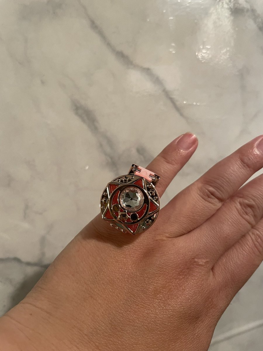 kabos99percent's tweet image. ダイソー
私の中の女児「ほしい！」
私「何に使うの！」

私「お薬入れるか…」