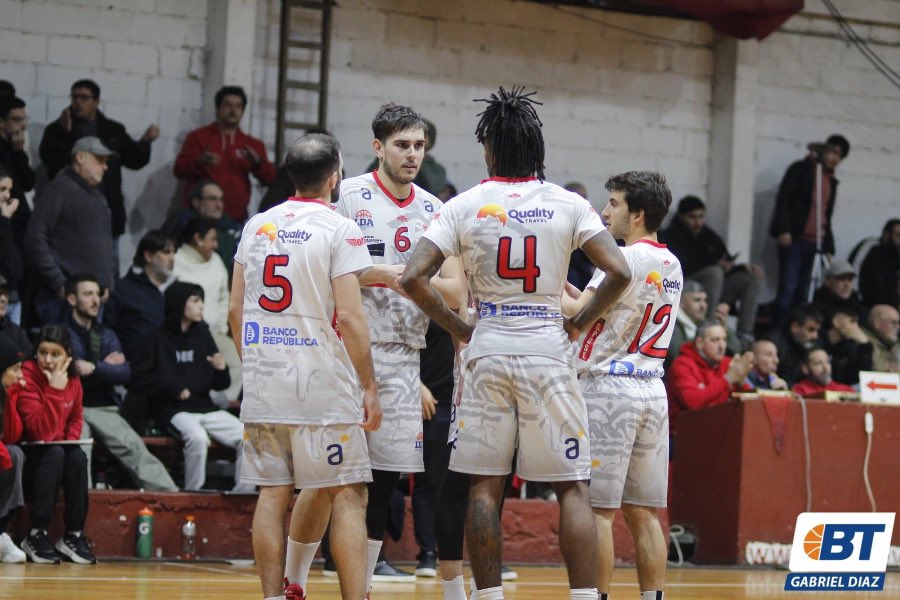 BasquetTotal's tweet photo. #LDAxBT | SUBITE A LA SCOTTLANETA DE COLÓN 

Olimpia derrotó a Stockolmo 84-73 con gran juego de Stan Scott, los dirigidos por Nicolás Altalef siguen líderes del torneo.

📝 @JuampiGallulo 

👉 https://t.co/xbPlqkf865 https://t.co/A2ayF7TPaj