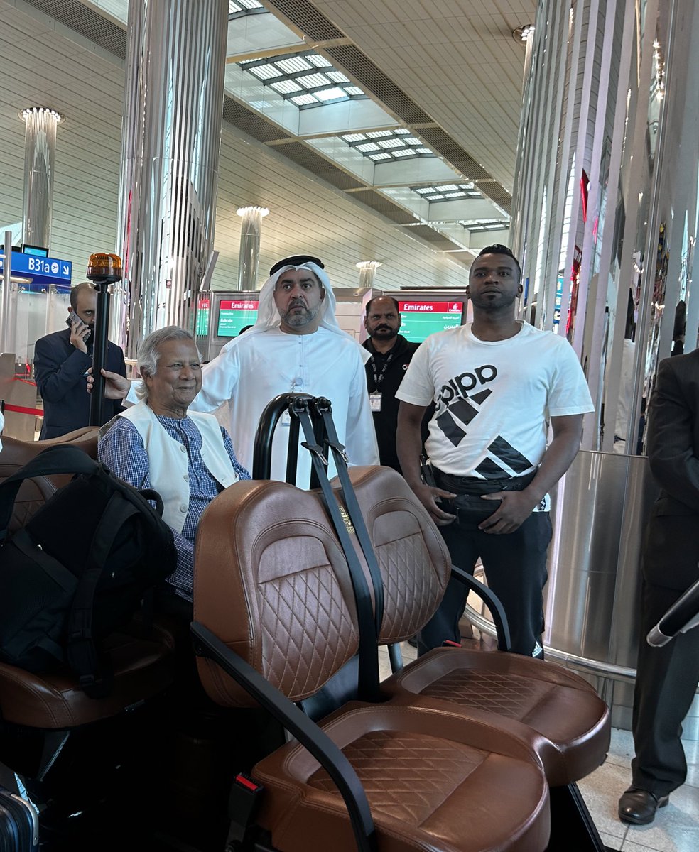 Muhammad Yunus, en route pour Dacca.  Salué par les passagers de l’avion depuis Dubai, le professeur est très attendu au Bangladesh où il va prendre la tête de l’autorité de transition. Atterrissage vers 14h30 heure locale, 8h30 TU.
<a href="/RFI/">RFI</a>