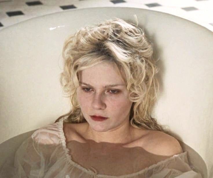 aryaqp_'s tweet photo. Me rn because why the f didn’t lana get a f grammy already https://t.co/Dt90hFBeAW
