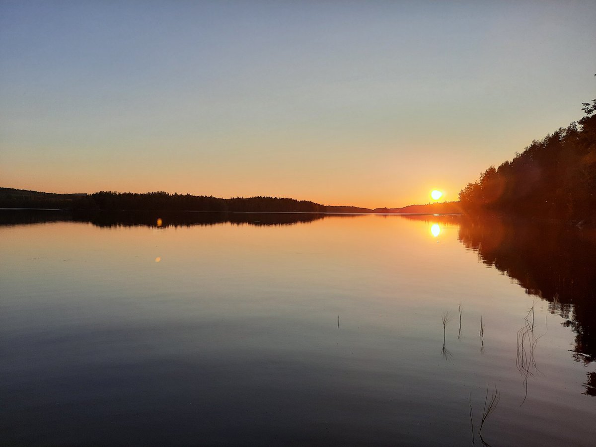 LoikkanenToivo's tweet photo. Vielä on kesää jäljellä! Kuvat eilen illalla klo 21 mökkirannasta. #vieläonkesääjäljellä #August #finnishsummer #summercottage #sunsettimes https://t.co/F4onz8XQVI