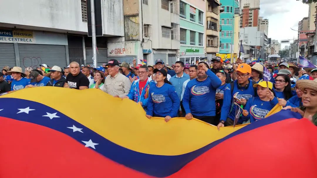 ¡Somos pueblo de paz, pueblo alegre y comprometido!
Hoy acompañamos a nuestros campesinos, campesinas, agricultures, agriculturas, pescadores y pescadoras de esta patria soberana en apoyo a nuestro presidente Nicolás Maduro Moros ✊ 

¡Vivan nuestros campesinos y nuestras