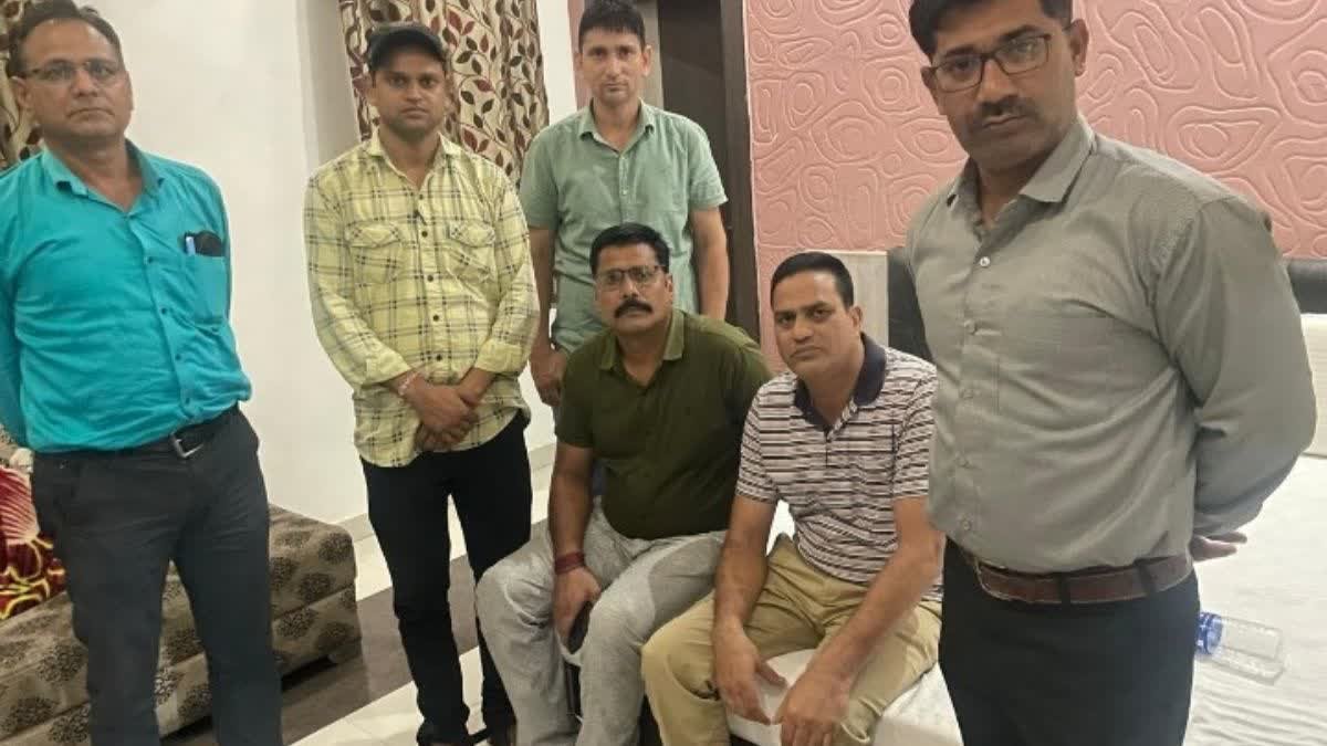 ETVBharatRJ's tweet photo. घूसखोर लेखा अधिकारी रिश्वत लेते ट्रैप, ACB की टीम ने रंगे हाथों दबोचा तो हैरान रह गई - ACB Action In Jhalawar https://t.co/Q7WW2BXVIc #ACBActionInJhalawar #assistantaccountsofficer #bribe #Rajasthan #Rajasthannews https://t.co/Hy7QiL1LK8