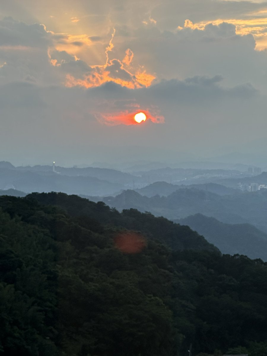 TimHwang13's tweet photo. The sun shining through 
The clouds on the mountain top. 
Light breaks through the cracks. https://t.co/ZqRKLLslxO