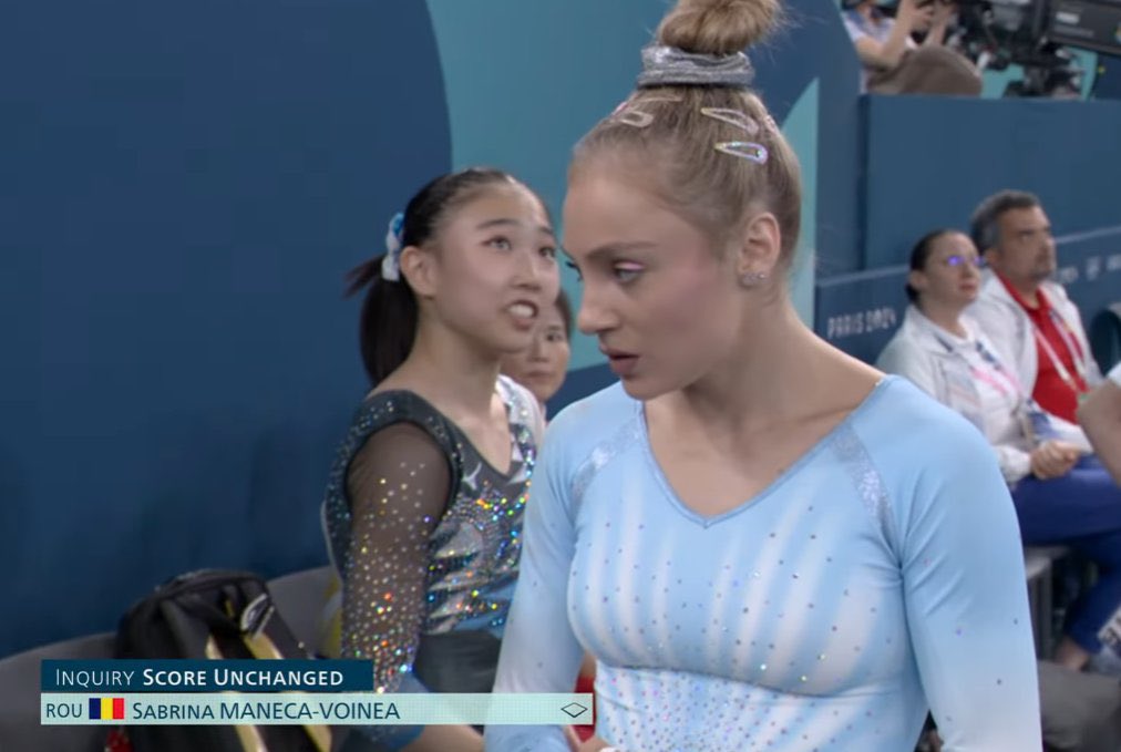 Para quem não está entendendo a confusão da medalha de bronze no solo da ginástica artística, segue o fio:

Na final de solo a romena Ana Barbosu teve uma nota de 13.700, e Sabrina Voinea, sua colega de equipe, também 13.700 por causa de uma penalidade de 0,1. A equipe romena