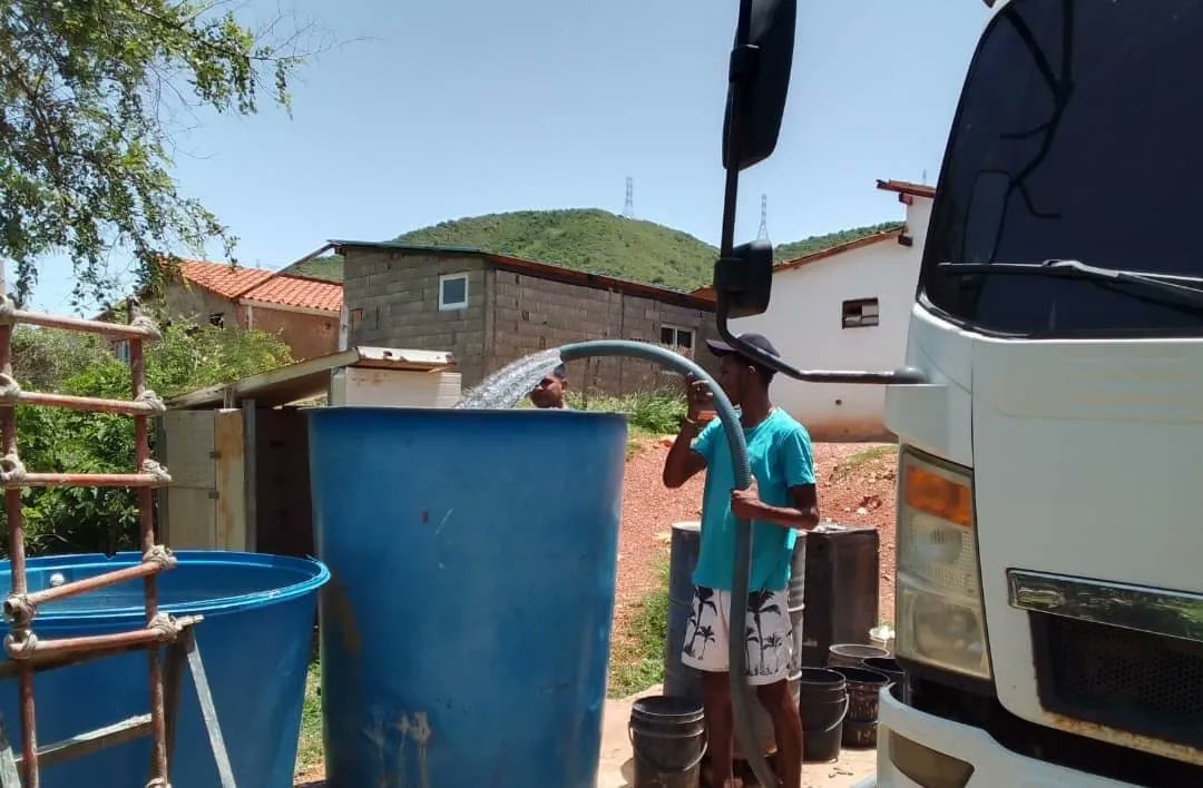#07Ago24
Respodiendo las solicitudes del #1x10DelBuenGobierno impulsado por el Gobierno Nacional, 870 personas - 290 familias del Edo Nueva Esparta fueron beneficiadas el dia de hoy con la distribución de agua potable 

#SomosTricolor7nets

<a href="/NicolasMaduro/">Nicolás Maduro</a> <a href="/GRaulparedes/">Gral. Raúl Paredes</a>