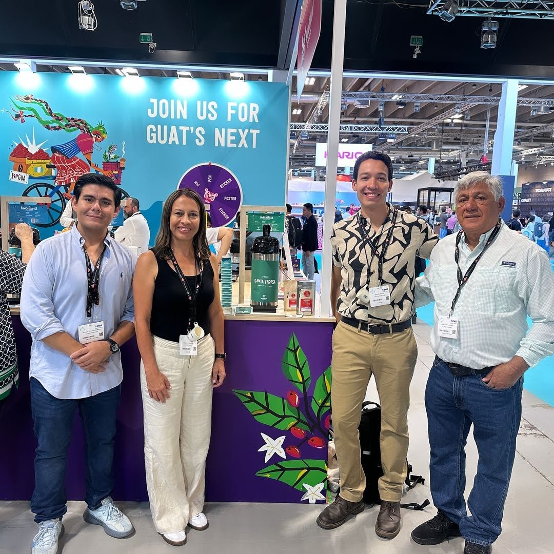 Throwback to #WorldOfCoffee earlier this year – we brought coffees, we brought producers, you brought the vibe. Let’s keep making #Guate coffee shine worldwide! 🌎☕️

📸: cafemanosdemujer (via Instagram)