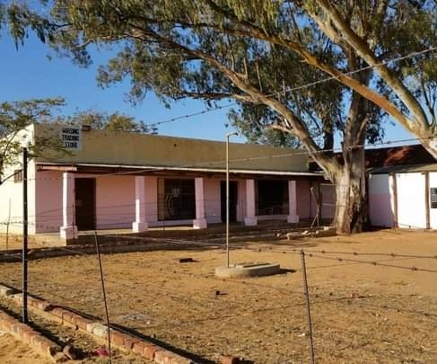 KameelHuise's tweet photo. Photo moments of #Wirsing a railway stop 13km from #Kameel. It forms part of the Madibogo pan area. Also stopped at the graves of a pioneer &amp; his son, Petrus Johanes Halgryn (9 Jan 1880 - 24 Sept 1926) next to the railway line.l #railwaystop #countrysidelife #route377 #noordwes https://t.co/zMvCUlDxPS