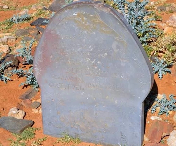 KameelHuise's tweet photo. Photo moments of #Wirsing a railway stop 13km from #Kameel. It forms part of the Madibogo pan area. Also stopped at the graves of a pioneer &amp; his son, Petrus Johanes Halgryn (9 Jan 1880 - 24 Sept 1926) next to the railway line.l #railwaystop #countrysidelife #route377 #noordwes https://t.co/zMvCUlDxPS