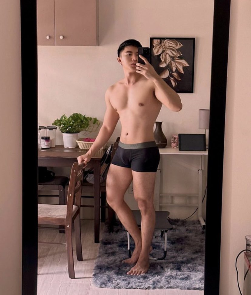 kelvinkarinaroo's tweet photo. sekarang kamis besok jumat🤤 https://t.co/DnhwQFr6OJ
