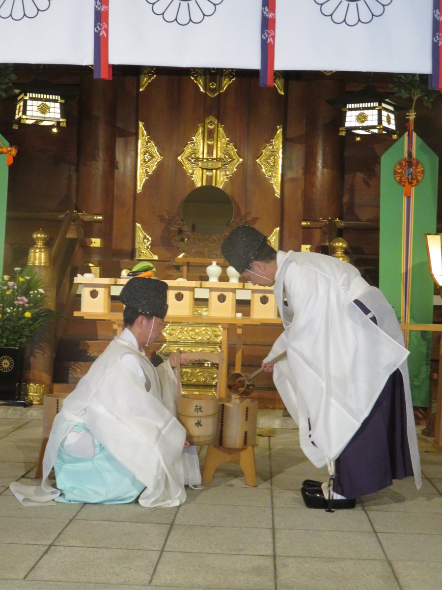 aichigokoku's tweet photo. 8月15日は、戦没者を追悼し平和を祈念する日です。当神社では、10時30分より献水祭を斎行します。北は北海道、南は沖縄まで全国の飲料���会社様よりの献水、御英霊の郷里や各家よりお持ちいただいた「お水」を境内「献水像」に捧げるお祭りでございます。 正午には、黙祷式を行います https://t.co/kmk4qIvDDt