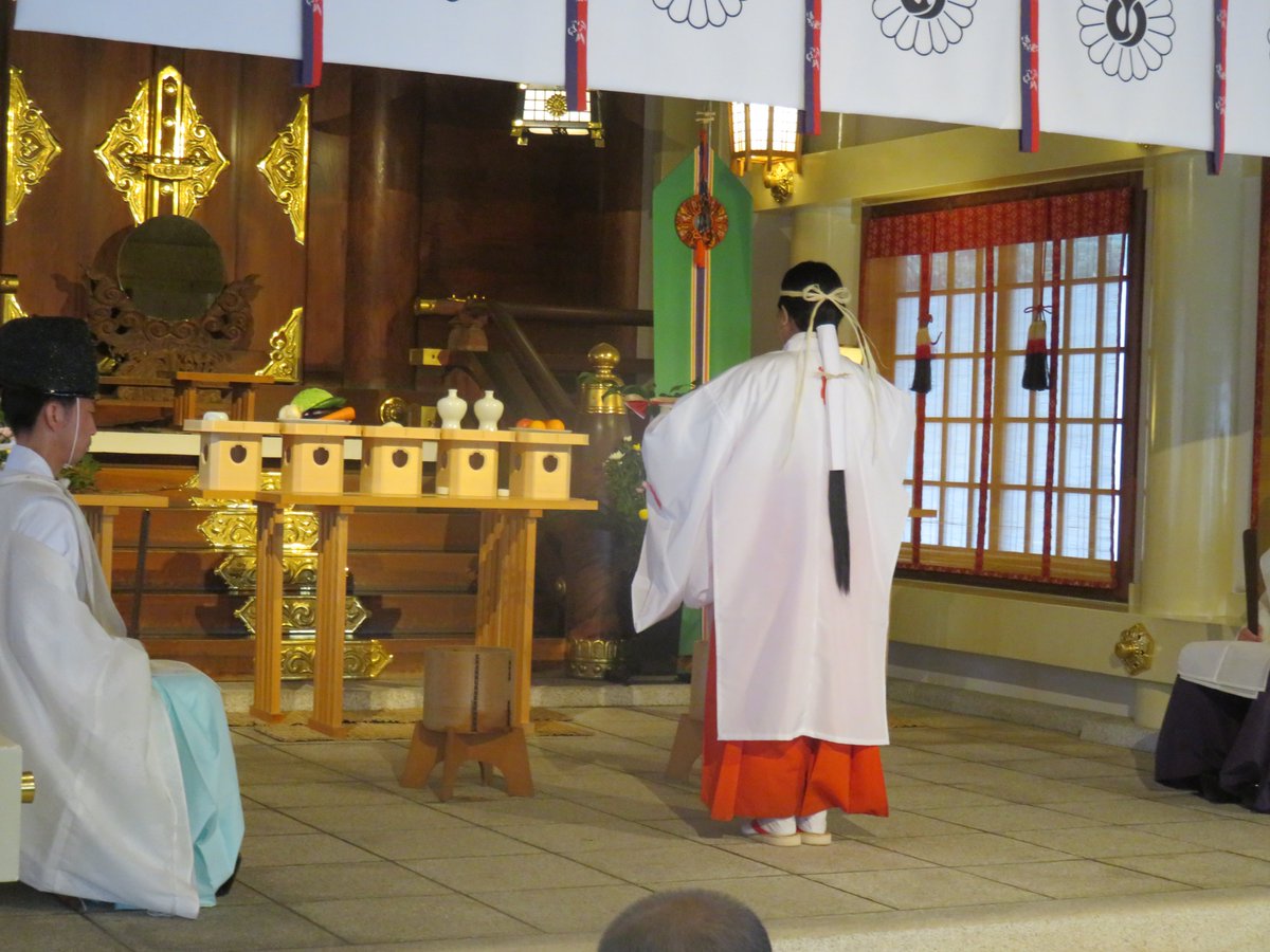 aichigokoku's tweet photo. 8月15日は、戦没者を追悼し平和を祈念する日です。当神社では、10時30分より献水祭を斎行します。北は北海道、南は沖縄まで全国の飲料���会社様よりの献水、御英霊の郷里や各家よりお持ちいただいた「お水」を境内「献水像」に捧げるお祭りでございます。 正午には、黙祷式を行います https://t.co/kmk4qIvDDt