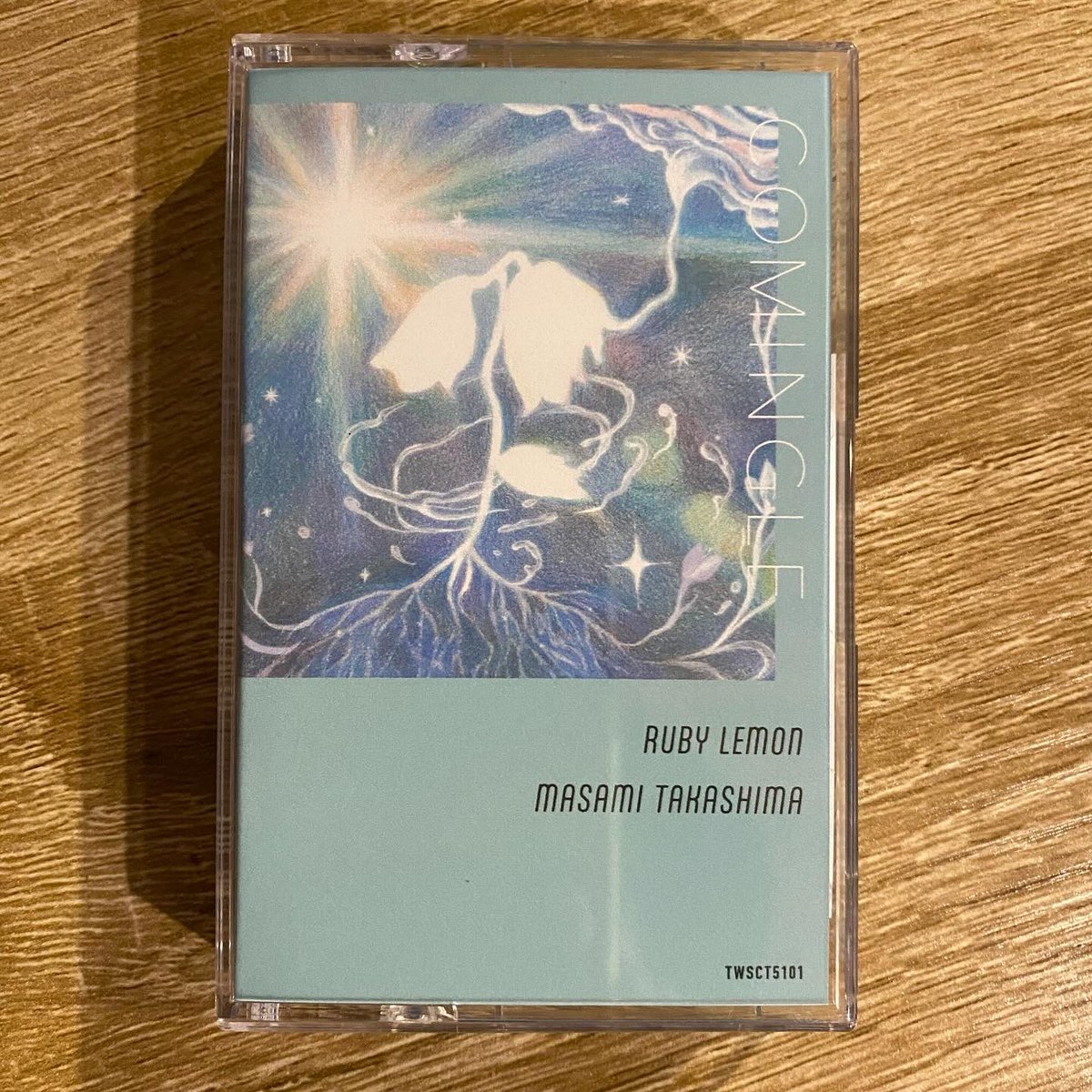 yoms__'s tweet photo. ロサンゼルスを拠点に活動するSSW/ProducerのRUBY LEMONと、香川県を拠点に活動する音楽家Masami TakashimaによるスプリットEP “Comingle”が入荷しました🔮
カセットテープでのリリースは数量限定となります。
ドリームポップやオルタナなどのベースとなる音楽性は共通しつつも、
#yoms入荷 https://t.co/3ujY2mvPGy