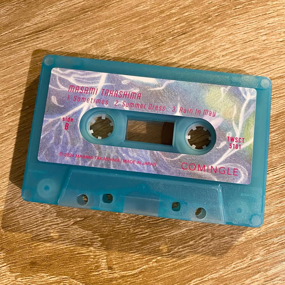 yoms__'s tweet photo. ロサンゼルスを拠点に活動するSSW/ProducerのRUBY LEMONと、香川県を拠点に活動する音楽家Masami TakashimaによるスプリットEP “Comingle”が入荷しました🔮
カセットテープでのリリースは数量限定となります。
ドリームポップやオルタナなどのベースとなる音楽性は共通しつつも、
#yoms入荷 https://t.co/3ujY2mvPGy