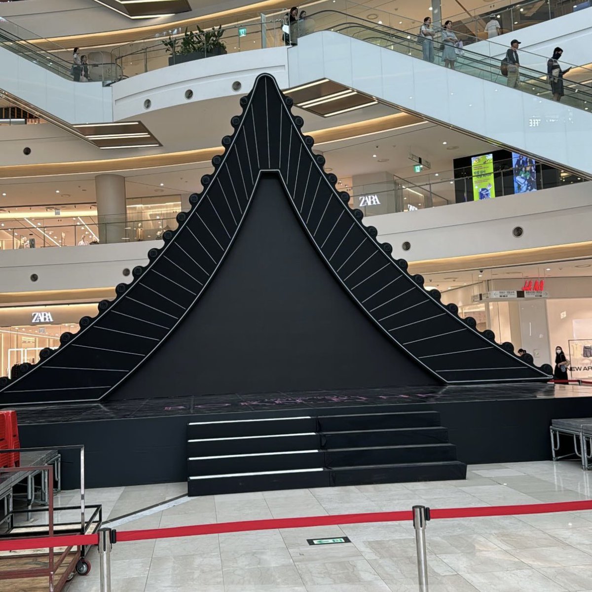 honorslisa's tweet photo. blackpink pinkcarpet stage preparations for tomorrow https://t.co/9VKJxiKZn1