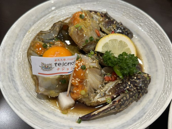 カンジャンケジャン食べて見た!!!すごい!!!濃いよ味が!!!!やっと食べれたああ!めちゃくちゃ食べずらいけど美味しい😋 