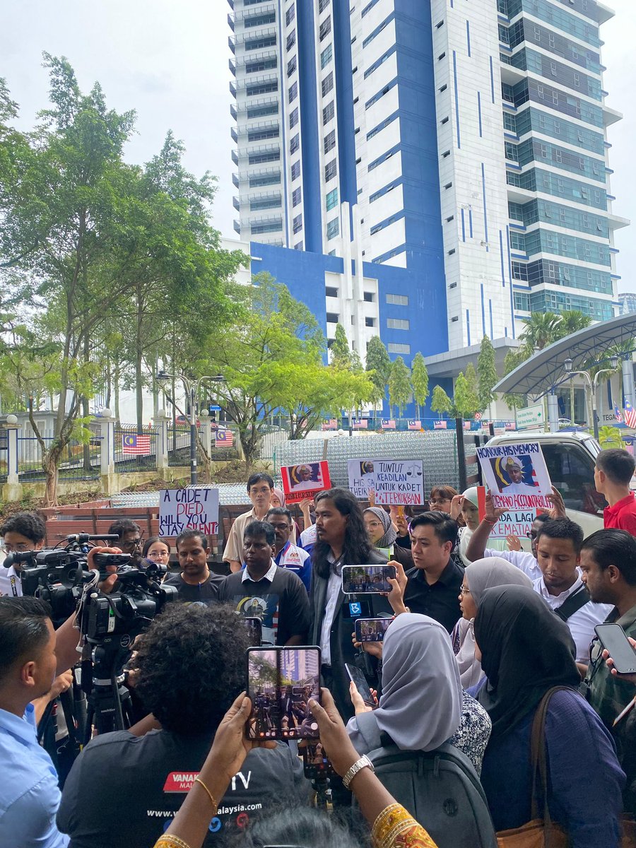 Handing over of Memo of Protest at IPD Bukit Aman this morning on the death of Navy Cadet Soosamanicckam. 

#JusticeForSoosaimanicckam
#DemandAccountability