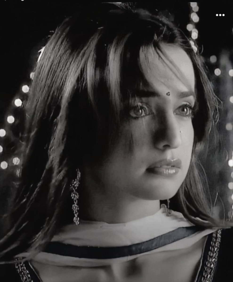 Magnificent 🤍🖤  #SanayaIrani