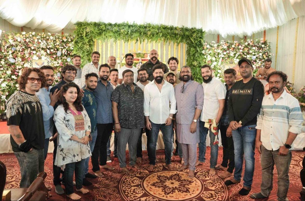 TeamOnlyYash's tweet photo. Team #Toxic 🔥

#ToxicShootBegins
#ToxicManiaBegins

#ToxicTheMovie #YashBOSS @TheNameIsYash https://t.co/eqfezeJlvA