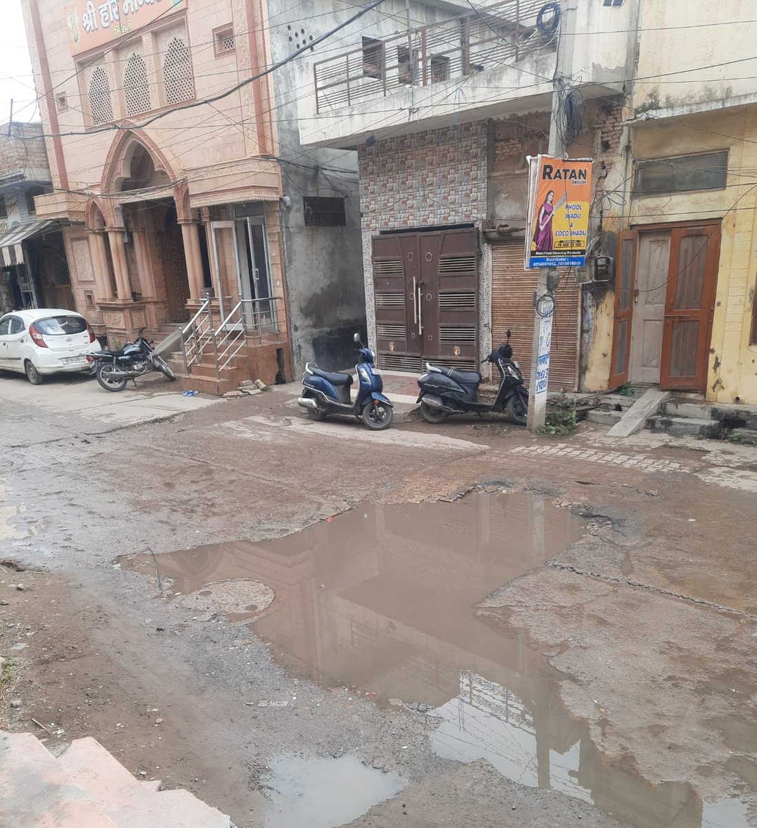 ParshantAggarwl's tweet photo. @cmohry माननीय महोदय,घोसियान चौक,भिवानी,नजदीक जैन चौक में पानी की लाइन फूटने कारण रोज सड़क और घरों के आगे पानी एकत्रित हो जाता है जिससे मच्छर उत्पन हो रहे हैं। PWD विभाग के SDO को भी ये मामला संज्ञान मे ला दिया गया था परंतु अभी तक कोई कार्रवाई नहीं की गयी है। कृपया समाधान करें। https://t.co/i9vKUWHKpR