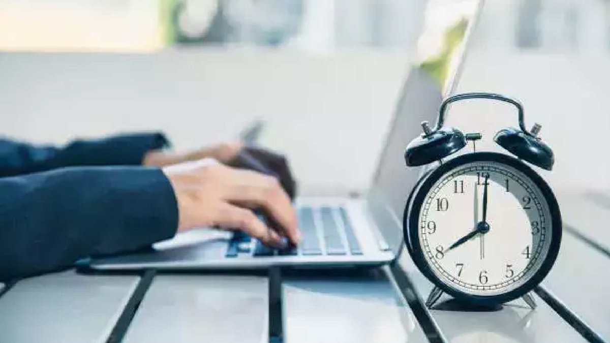 #Dubai is launching the 'Our Flexible Summer' initiative from August 12 to September 30, which will reduce work hours to seven per day for 15 government entities. 

Government employees already enjoy a two and half day weekend (Fri half-day, Sat and Sun).

#صباح_الخير #كاريزما32