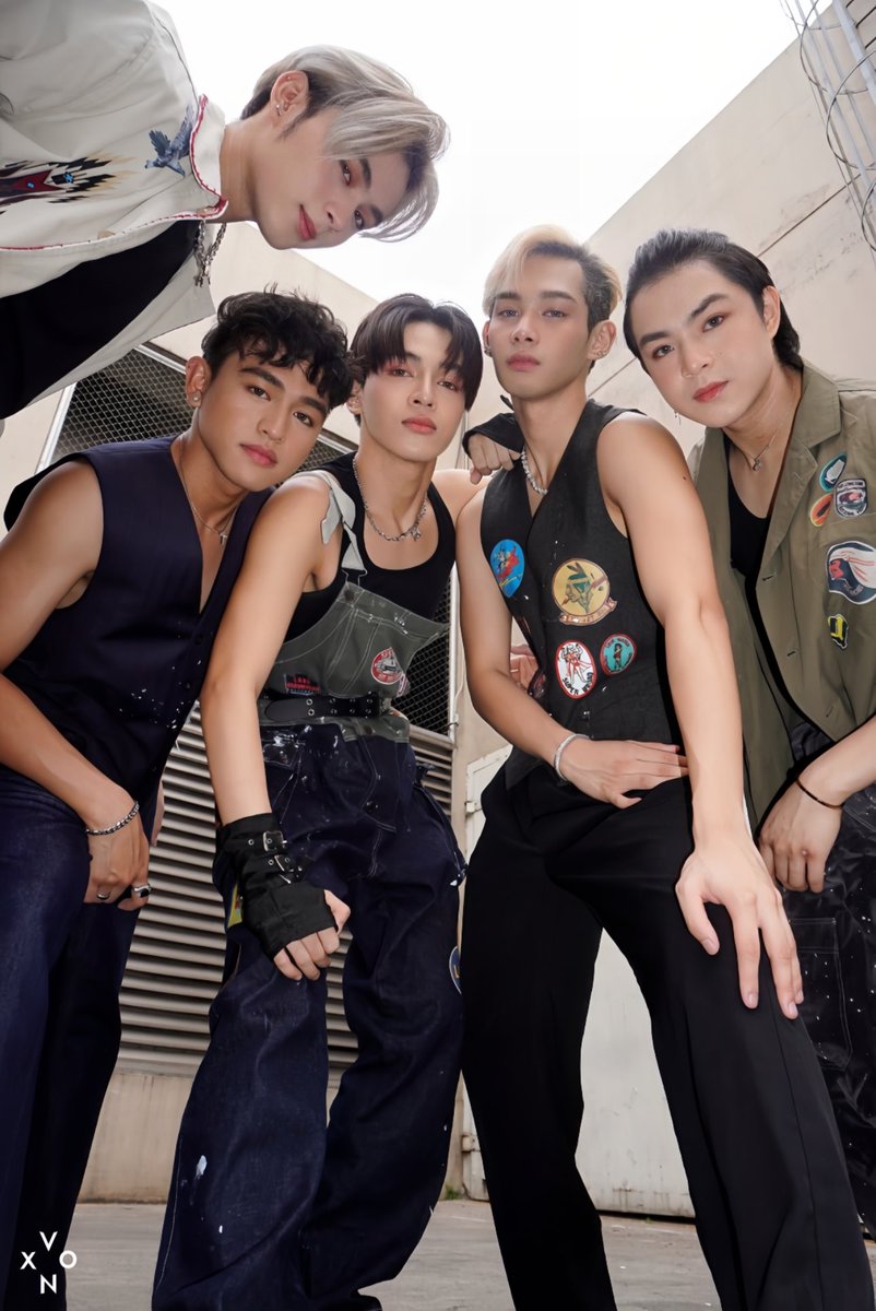 vxonofficial's tweet photo. [📸] Thank you @itsshowtimena for having us! Nakapag KNT na ba ang all? 🤟✨
Kayo pa rin talaga ang hanap-hanap, Vixies! 💜
#VXON #VXON2020 #ItsShowtime https://t.co/SKVrwHPnXs