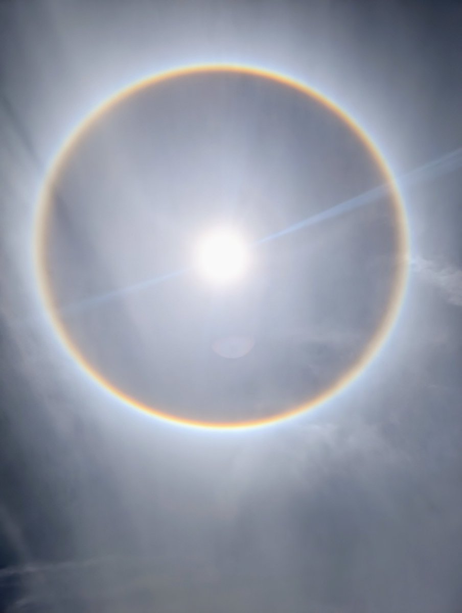 Moose_lu's tweet photo. A sun halo in Hua Hin Thailand today https://t.co/XRDdemYzaB