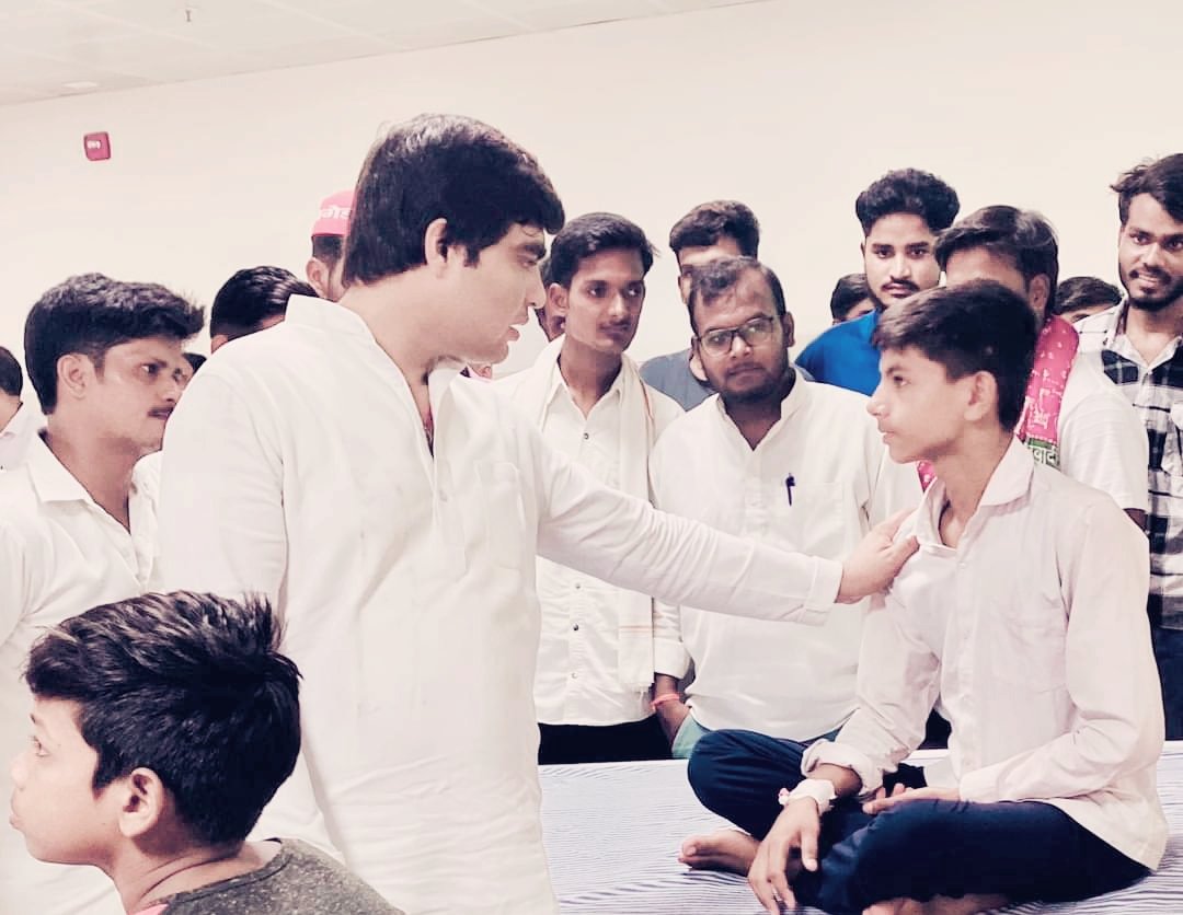 फूड पॉइजनिंग के शिकार हुए बच्चों से मुलाकात की मेडिकल कॉलेज देवरिया। ईश्वर से प्रार्थना है जल्द ही सभी छात्रों को स्वस्थ करें