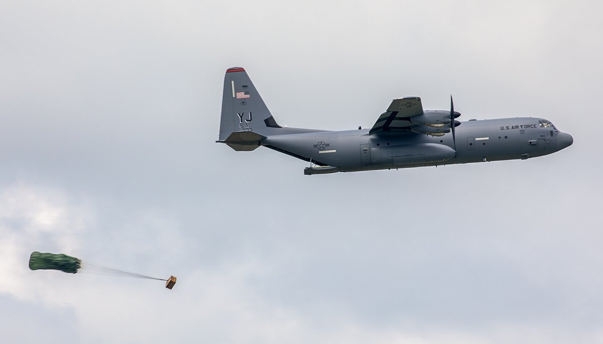 YokotaAirBase's tweet photo. 横田基地所属第36空輸中隊のメンバーは横田基地内のドロップゾーンで低コスト低高度投下（#LCLA)を行い物資をピンポイント投下精度の向上に励んでいます。 https://t.co/S9Jrd75wql