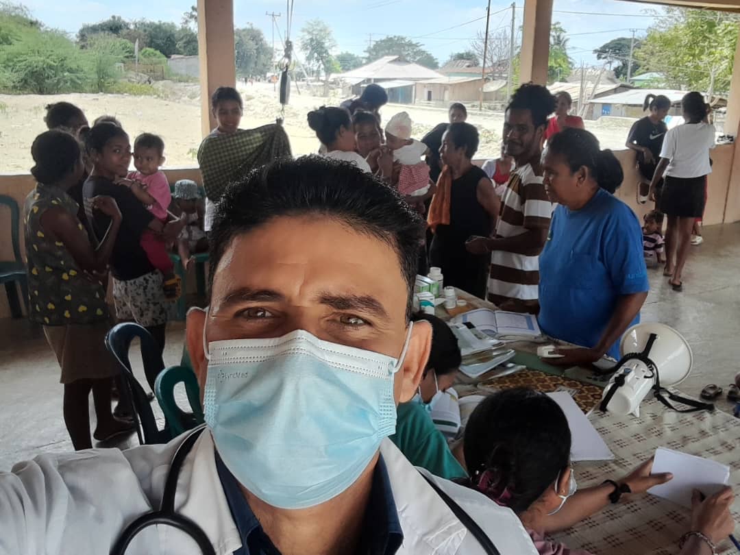 CubacooperaTl's tweet photo. Dr. Luis Enrique, Esp. en MGI, de la #BMCTL #Manatuto participa en Actividad de salud, en conmemoración al 98 Aniversario del Natalicio de nuestro Comandante Fidel Castro Ruz #FidelPorSiempre #CubaCoopera #CubaPorLaSalud https://t.co/PTc7dYCUos