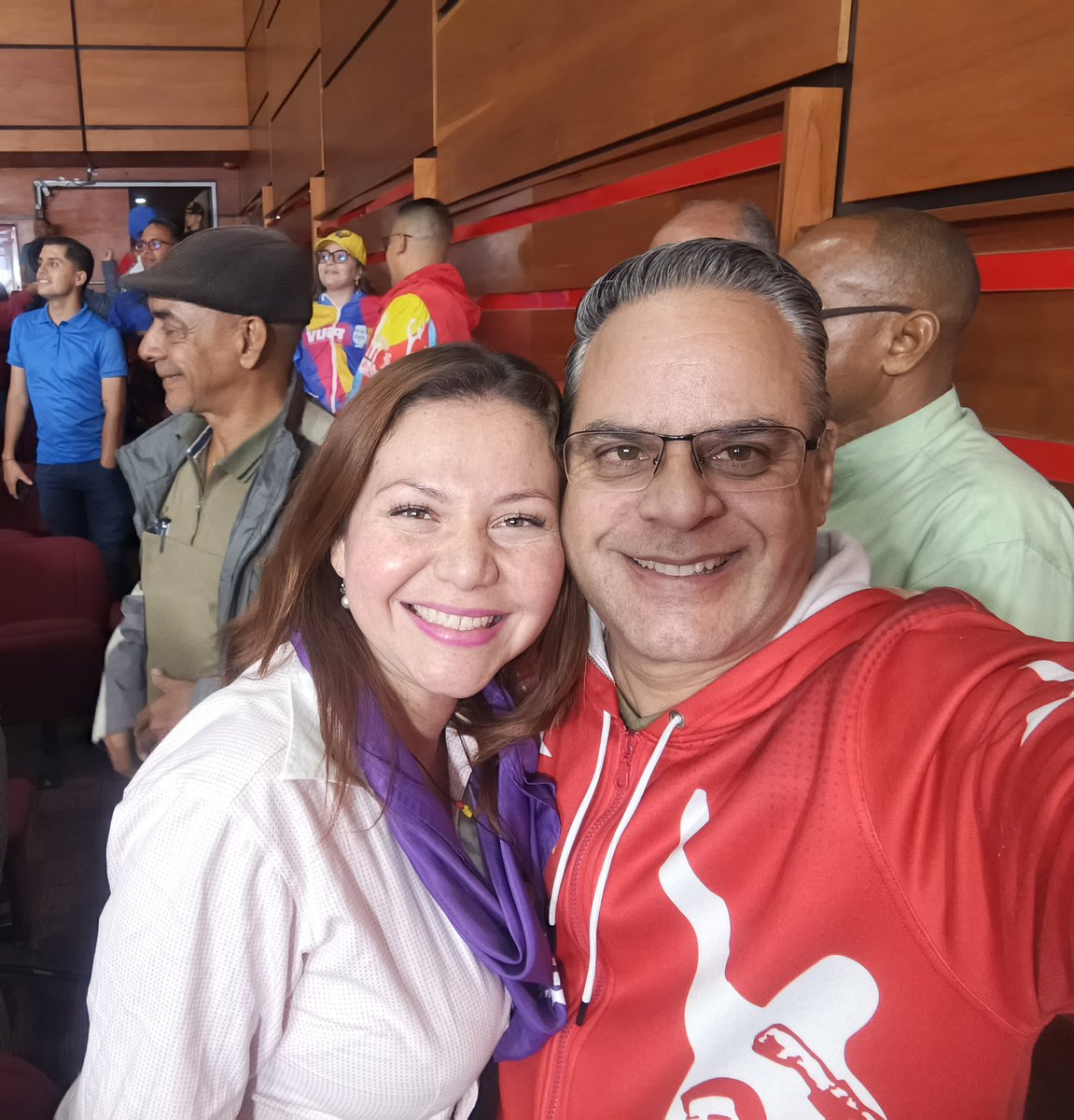 Chávez soy yo... Chávez eres tú... con la guerrera <a href="/RonClaritza/">Claritza Ron</a> en el Mazo Dando...

#NosotrosVenceremos
#VenezuelaSeRespeta