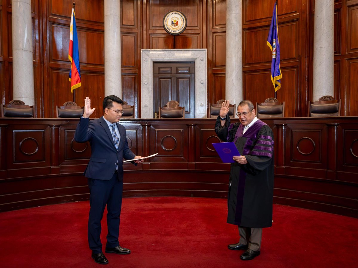 Nanumpa na bilang bagong Hepe ng Communications Bureau ng <a href="/SCPh_PIO/">Philippine Supreme Court Public Information Office</a> ang dating TV reporter na si <a href="/mikenavallo/">Mike Navallo</a>. Pinangunahan ni Chief Justice Alexander Gesmundo ang panunumpa.

📸 SC PIO