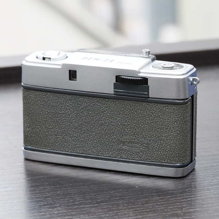champcamera's tweet photo. #OLYMPUS PEN-EE(オーバーホール済) ￥22,000- by #たまプラーザ 店

ハーフサイズなので気軽にたくさん撮れる #フィルムコンパクトカメラ です。固定焦点、自動露出で初心者でも簡単手軽に撮影できる人気の #ハーフサイズカメラ です。

#PENEE #フィルムカメラ #田園都市線
https://t.co/kSJgKhTCpE https://t.co/ln26BElRs0