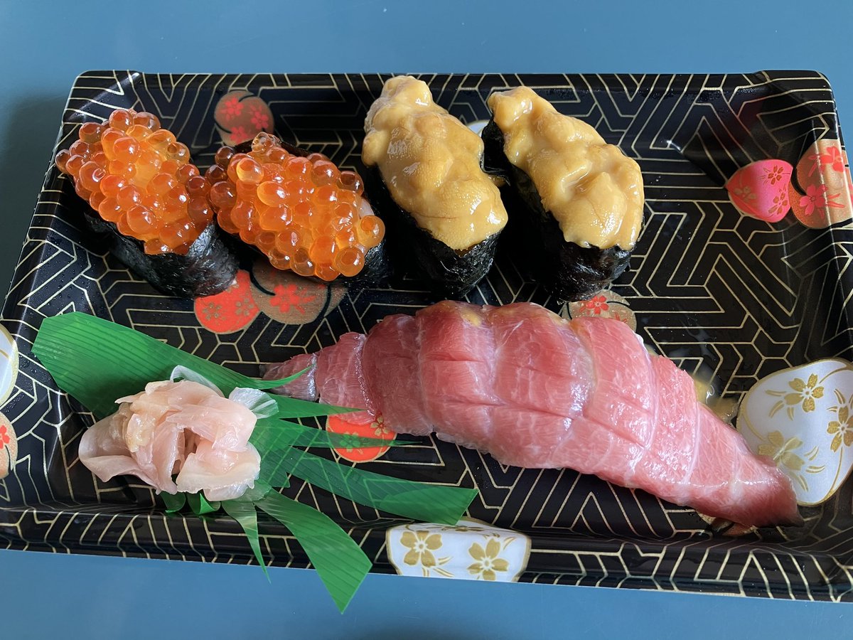 わざわざ自宅までお見舞いに来てくれた

会社の方々からのおみや

俺が食べたいって言ってたのが

全部入ってる！！😋

ありがとうございました