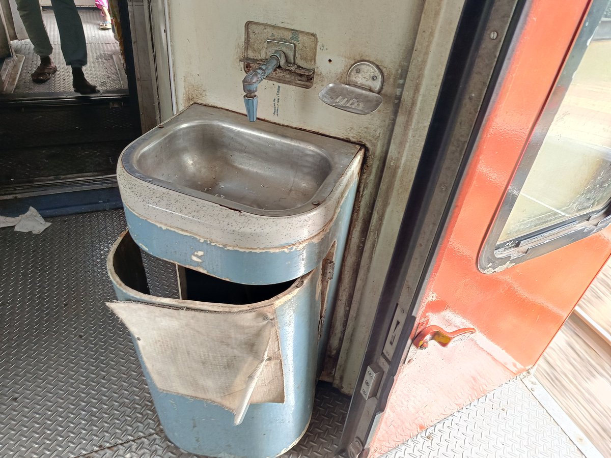 MeliyanB's tweet photo. @RailwaySeva 
No water 
In vsk to LTT https://t.co/xXpxnIKF6z