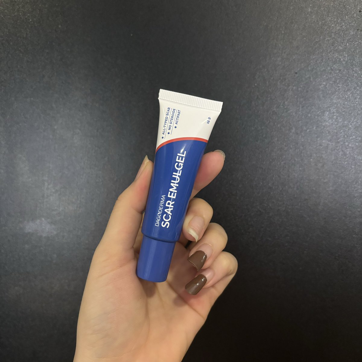 BBEZNZ's tweet photo. เบนซ์ใช้ SCAR EMULGEL หลังจากตัดไหมจมูกทันที ทาตรงแผลสด คือแผลจางไวมากกก เริ่ดจริงๆ ตัวเนื้อครีมรูปแบบอิมัลเจล ส่วนผสมหลักdragon blood ที่รู้ๆกันว่าเด่นเรื่องสมานแผล ลดรอยต่างๆ และอ่อนโยนซึมไวมากๆ ทาโบกไว้ก่อนนอน ไม่ระคายเคือง เบนซ์แนะนำ #DAGODERMA #ดาโก้เดอร์มา https://t.co/aEj6RNpK9D
