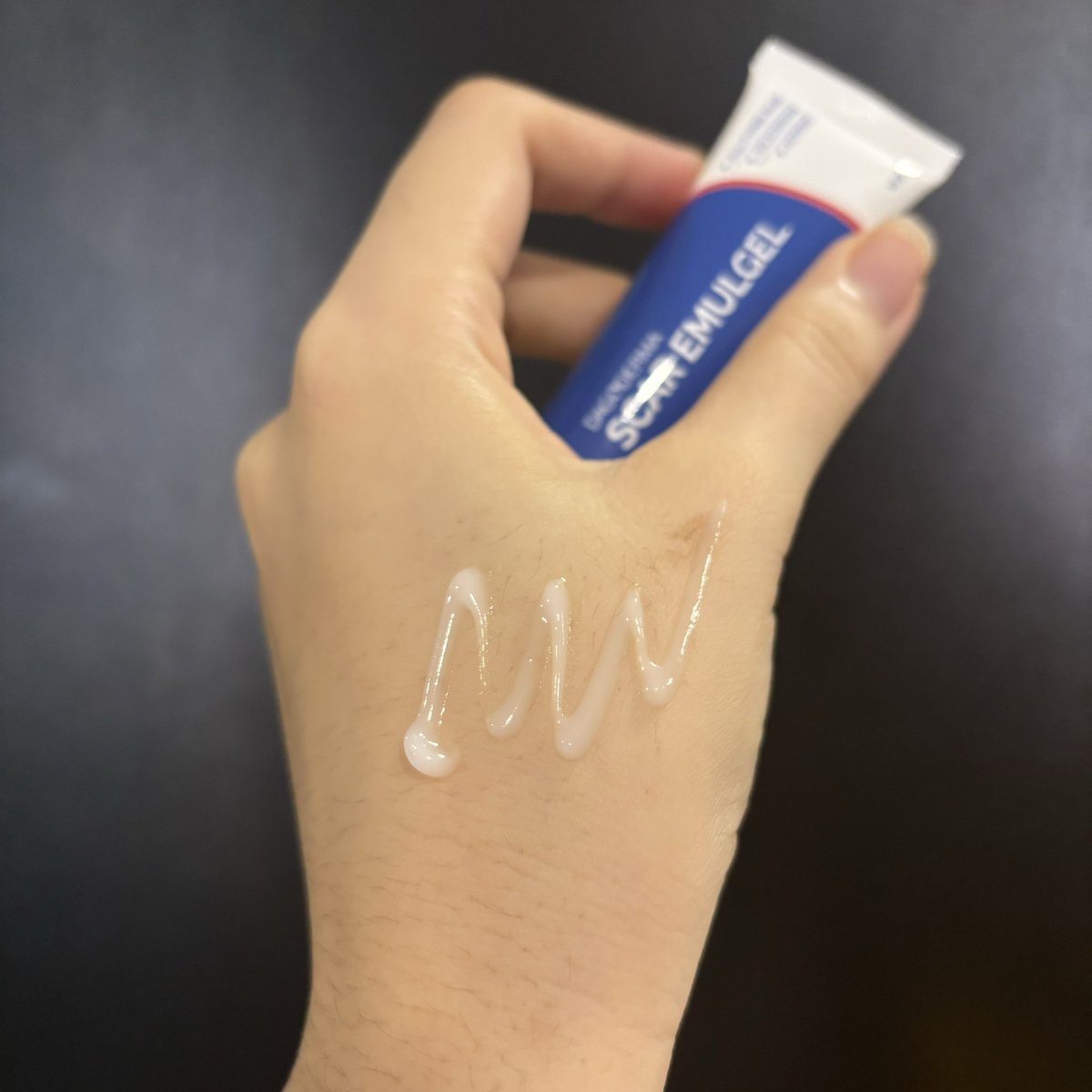 BBEZNZ's tweet photo. เบนซ์ใช้ SCAR EMULGEL หลังจากตัดไหมจมูกทันที ทาตรงแผลสด คือแผลจางไวมากกก เริ่ดจริงๆ ตัวเนื้อครีมรูปแบบอิมัลเจล ส่วนผสมหลักdragon blood ที่รู้ๆกันว่าเด่นเรื่องสมานแผล ลดรอยต่างๆ และอ่อนโยนซึมไวมากๆ ทาโบกไว้ก่อนนอน ไม่ระคายเคือง เบนซ์แนะนำ #DAGODERMA #ดาโก้เดอร์มา https://t.co/aEj6RNpK9D