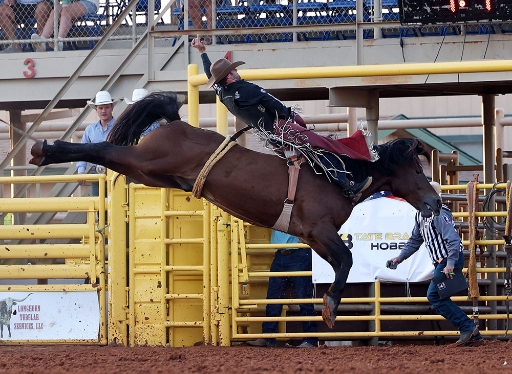 TwisTEDRodeo's tweet photo. It was a long travel day for #BarebackRider Leighton Berry, but it paid off with an 88-point ride on #PickettProRodeo's Shady Nights to take the lead at the #LeaCountyFair. https://t.co/ijICm3iUwp 📸 Peggy Gander https://t.co/GV03fRZ8Ps