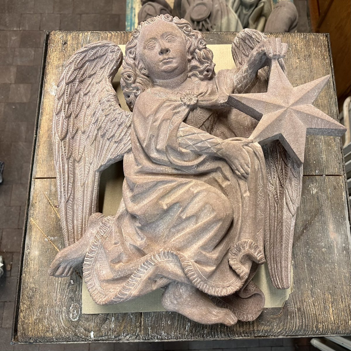 Chères et chers <a href="/followers/">はうはう</a>, la copie de l’Ange à plumes qui rejoindra le portail Saint-Laurent à la fin du chantier de conservation-restauration est terminée, découvrez son histoire > oeuvre-notre-dame.org/blog/reproduct…

Sculpteur > Vincent C.