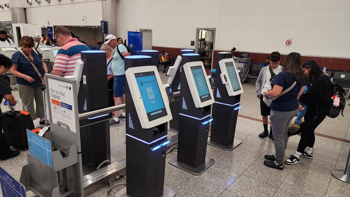 jhannellek's tweet photo. Vulcan kiosk have arrived in ATL. Our first customer this morning loved the new look and easy operation. Thanks Christina for the awesome customer service! #TeamATL @weareunited #GLTW @dongaines11 @LouFarinaccio https://t.co/nUXgsJiusD
