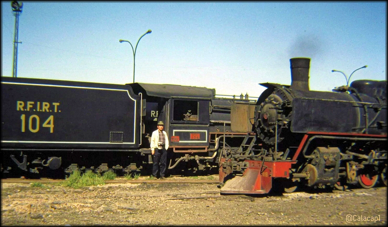 Calacap1's tweet photo. RFIRT
Mitsubishi 2-10-2 #104 y #118
Ca. 1978
Sin datos sobre autor de la fotografía
#ArgentinaRailways
#FerrocarrilesArgentinos
#RFIRT https://t.co/M1fp35lE64