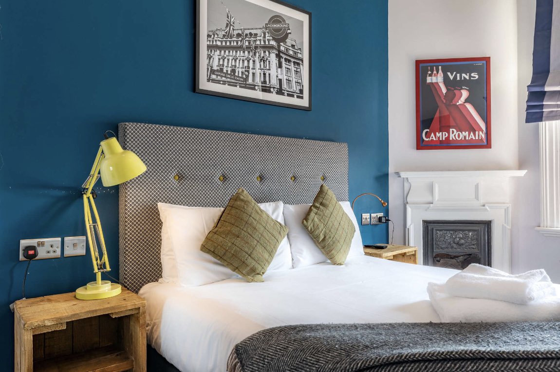 StationHotelHG's tweet image. Our super-comfy pub with rooms is a spot-on place for a stay-over. Whether it’s a business trip, or it you’re looking to explore London from the leafy suburbs. 

#StayYoungs #HitherGreen #PubWithRooms