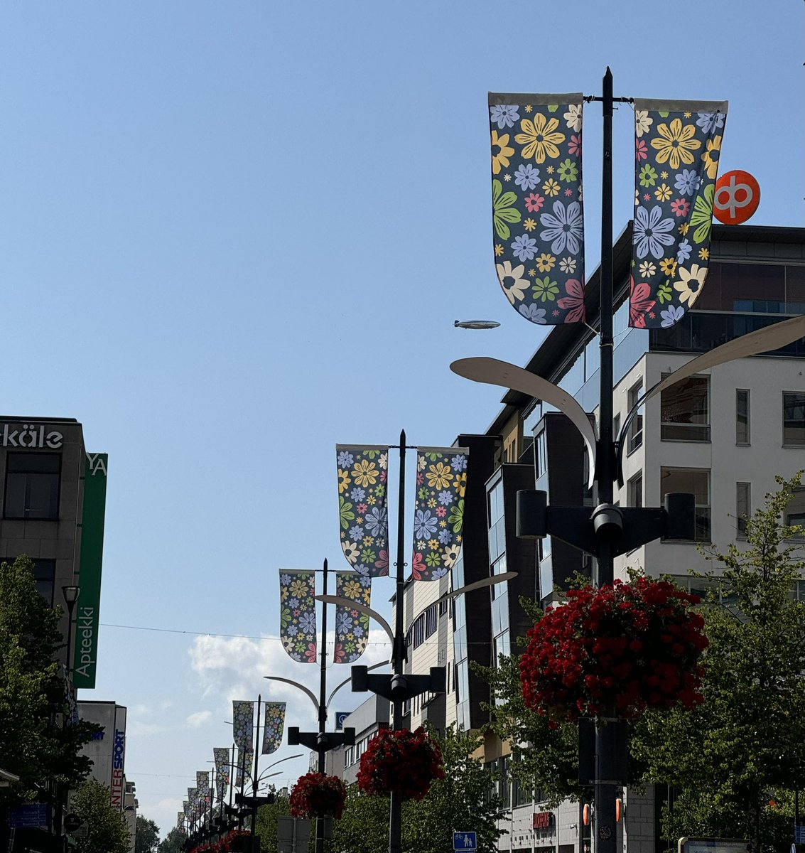 Perus torstai ilmalaivoineen Joensuussa.