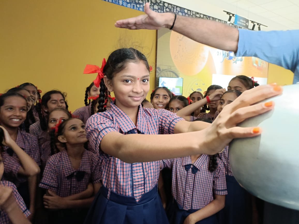 RSCBhavnagar's tweet photo. Students from #Kheda, #Anand & #Junagadh visited @RSCBhavnagar on #InternationalInfinityDay to explore infinite possibilities to learn science as a part of exploratory visit by @InfoGujcost. It was hair raising moment for some, fun for many & hands-on science learning for all! https://t.co/2cJ4bvF4eU