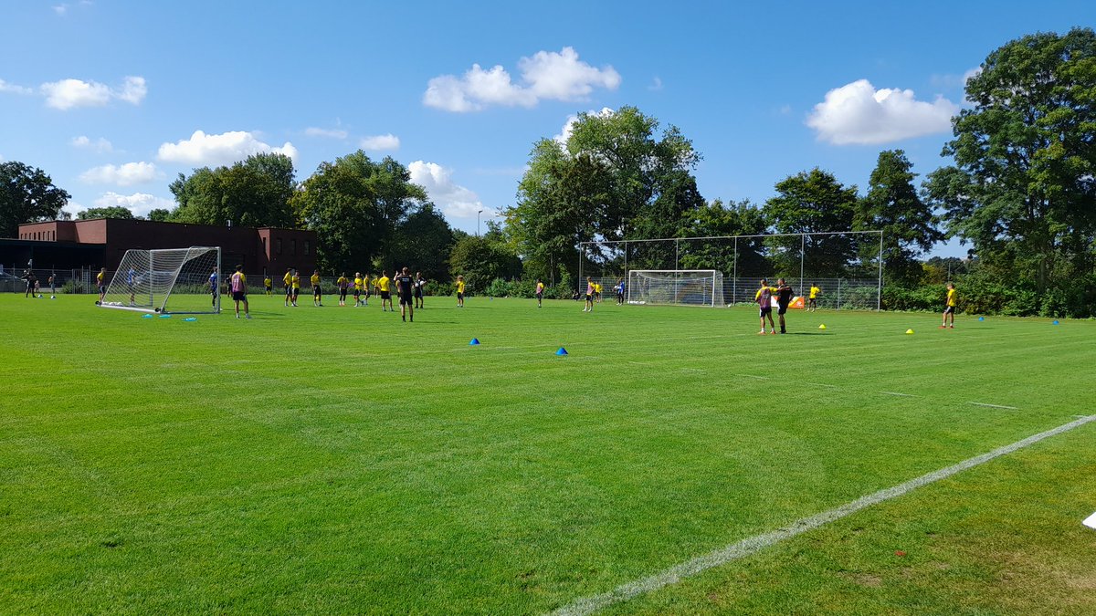 Andor_F's tweet image. De nieuwe Spaanse verdediger Arnau Casas is er vanochtend direct bij, als #Cambuur voor het laatst traint richting de seizoensouverture tegen #MVV.

Ook Smit 'gewoon' van de partij, evenals Pauwels. #mvvcam