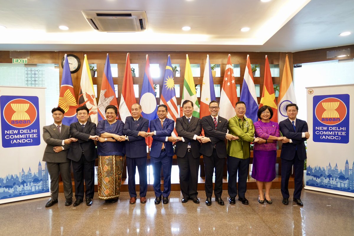 ThailandinIndia's tweet image. Happy 57th ASEAN Day from New Delhi! 🥳🎉 So happy to join my #ASEAN New Delhi Committee (#ANDC) Family at the ASEAN flag hoisting ceremony this morning! Together we reaffirmed our commitment to foster stronger ASEAN Community &amp;amp; enhance ASEAN-🇮🇳 ties! - Amb Pattarat #ASEAN57