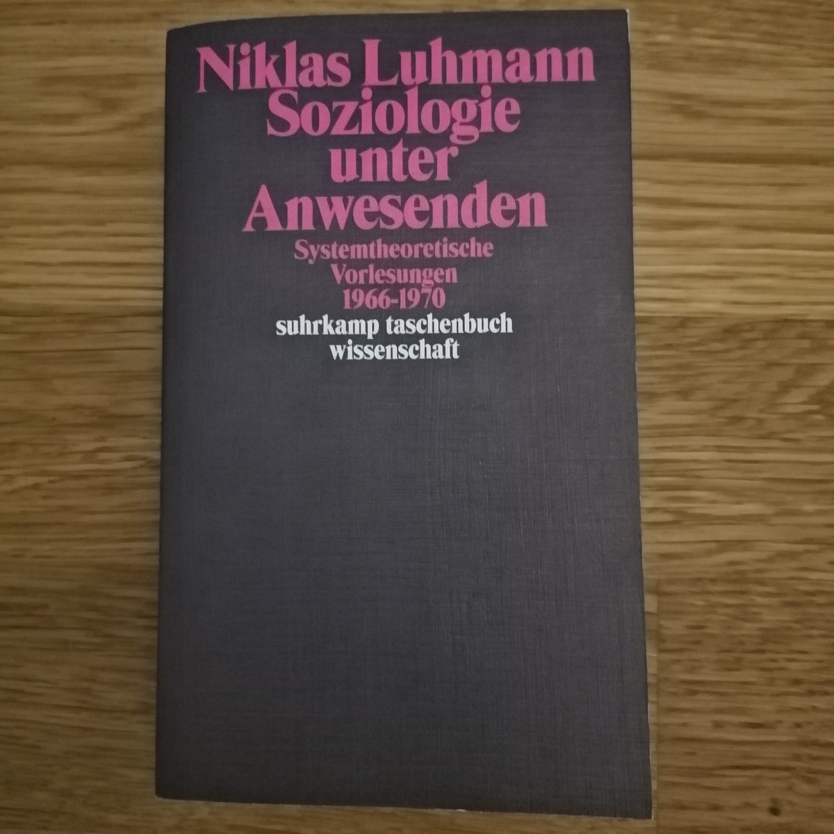 Im Jahr 1966 fällt der Startschuß für das Programms einer Soziologie als Wissenschaft von den sozialen Systemen. Die faszinierenden Vorlesungsskripte, die Niklas Luhmann beim Verfertigen seiner Theoriegrundlagen zeigen, werden hier erstmals aus dem Nachlaß publiziert. 12.8.