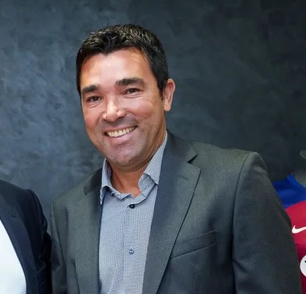Este señor de aquí se llama Carles Puigdemont. Se ha retocado la cara, quitado el peluquín y pone acento portugués para que nadie lo reconozca. Por favor policía no lo dejen escapar y deténganlo, es un peligro para la sociedad